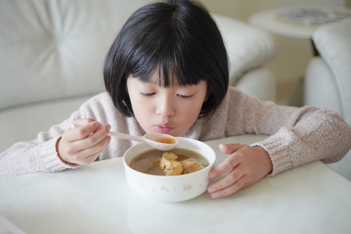 青春期孩子的營養救星！3分鐘快速加熱「芳茲轉大人雞精排骨燉湯」，讓家長超安心！