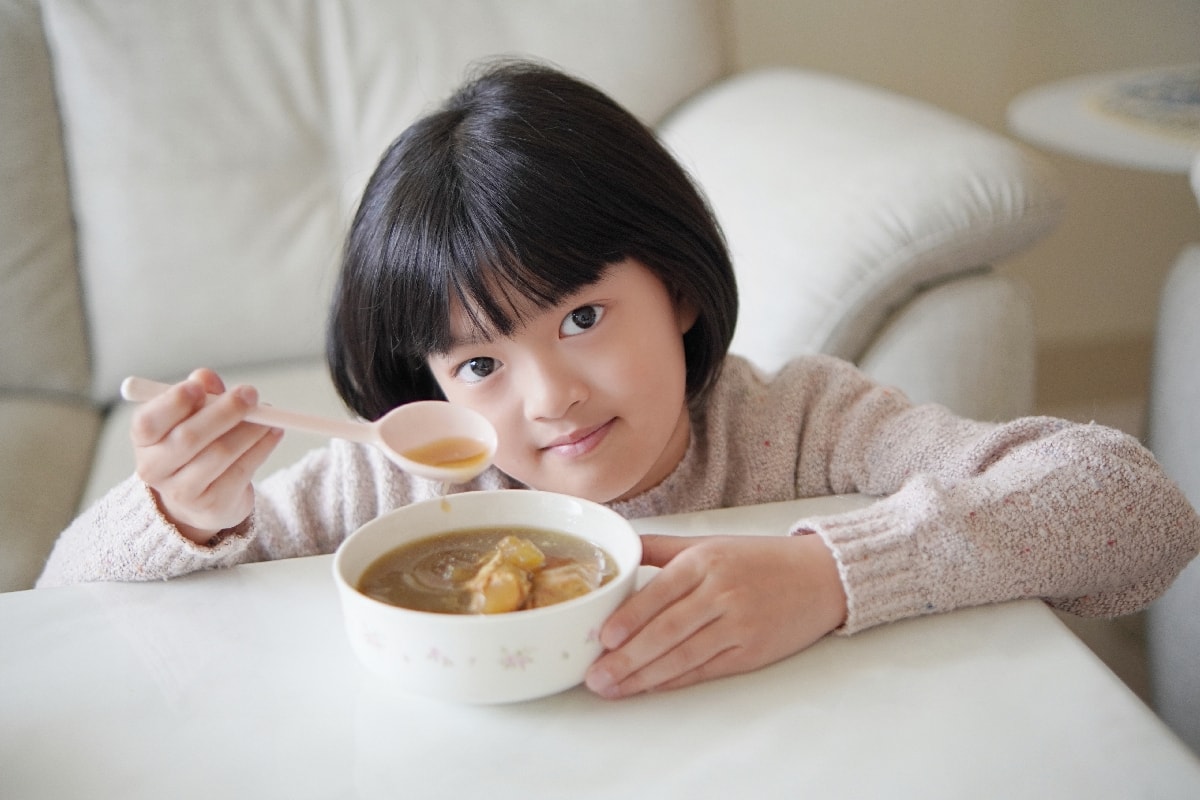 青春期孩子的營養救星！3分鐘快速加熱「芳茲轉大人雞精排骨燉湯」，讓家長超安心！