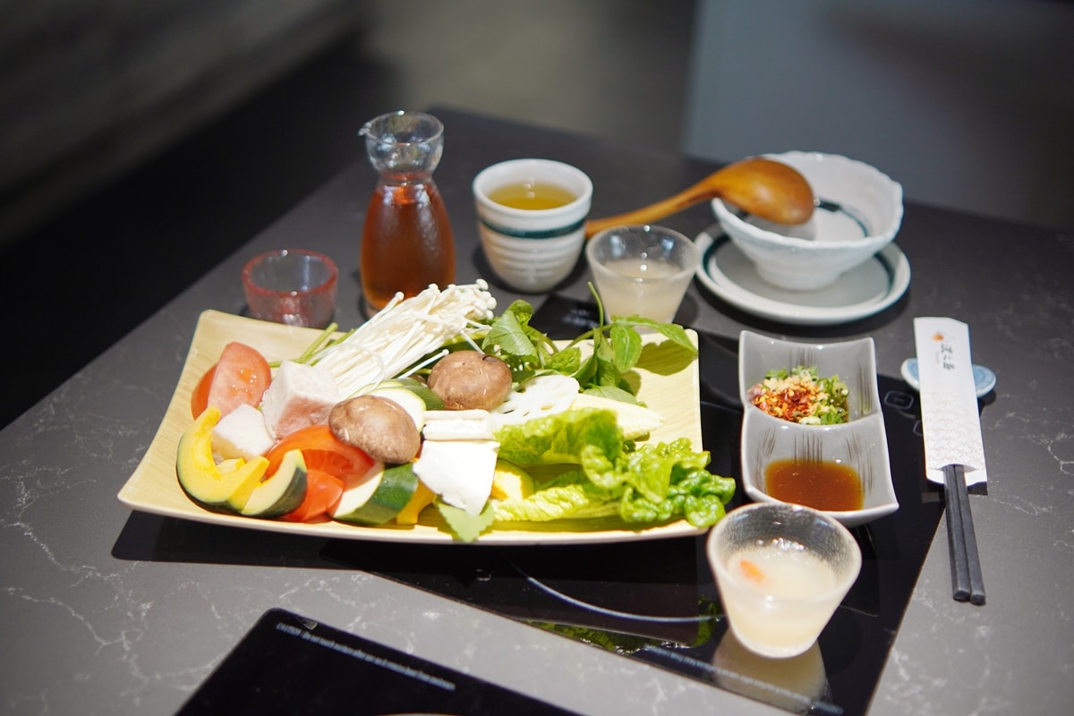 【南投美食】埔里特色鍋物，渡之島日高鍋物A5和牛、松葉蟹，吃到飽蔬食自助吧，人氣餐廳聚餐首選