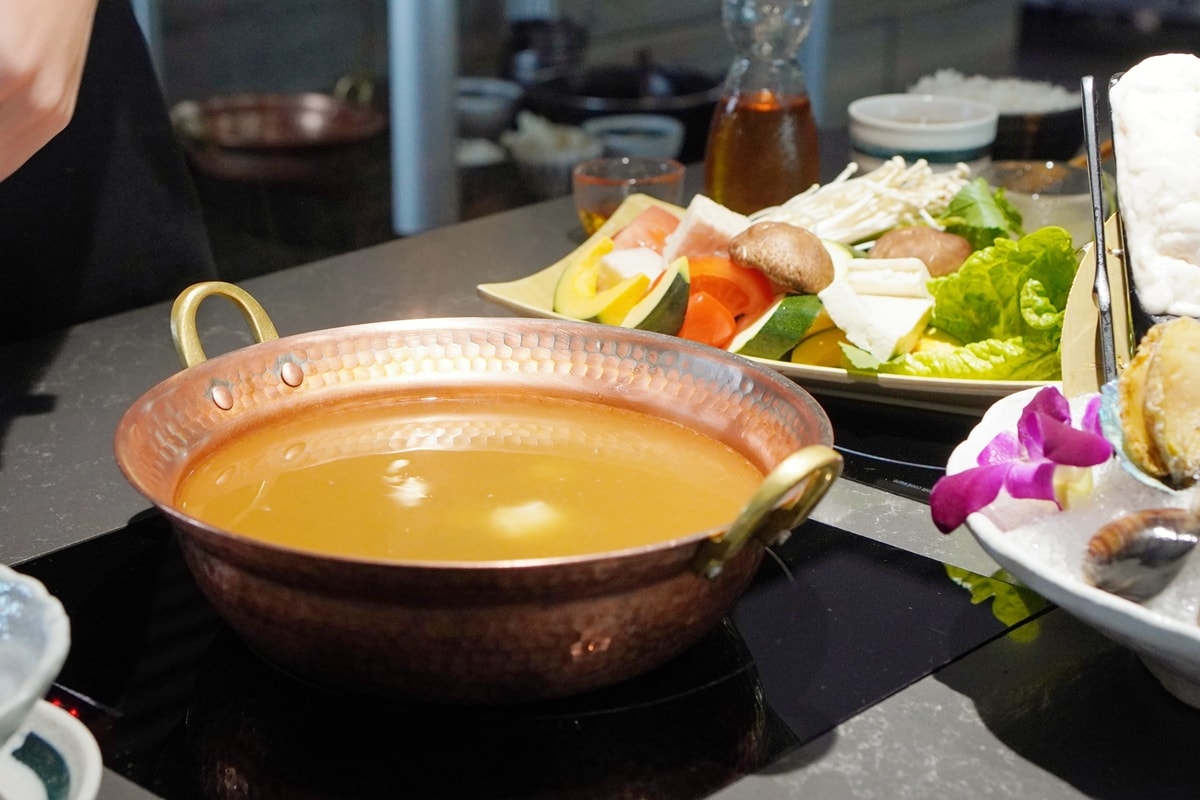 【南投美食】埔里特色鍋物，渡之島日高鍋物A5和牛、松葉蟹，吃到飽蔬食自助吧，人氣餐廳聚餐首選