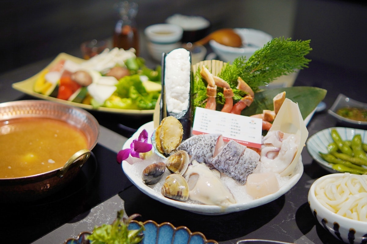 【南投美食】埔里特色鍋物，渡之島日高鍋物A5和牛、松葉蟹，吃到飽蔬食自助吧，人氣餐廳聚餐首選