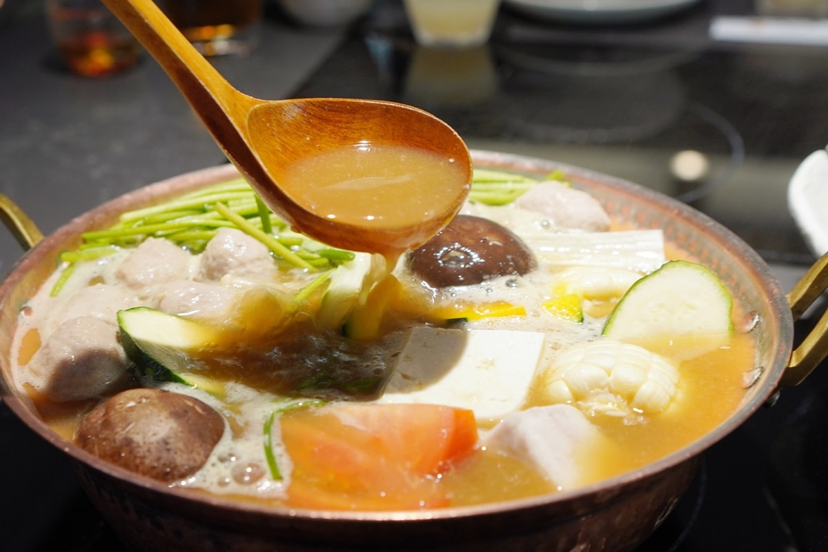 【南投美食】埔里特色鍋物，渡之島日高鍋物A5和牛、松葉蟹，吃到飽蔬食自助吧，人氣餐廳聚餐首選