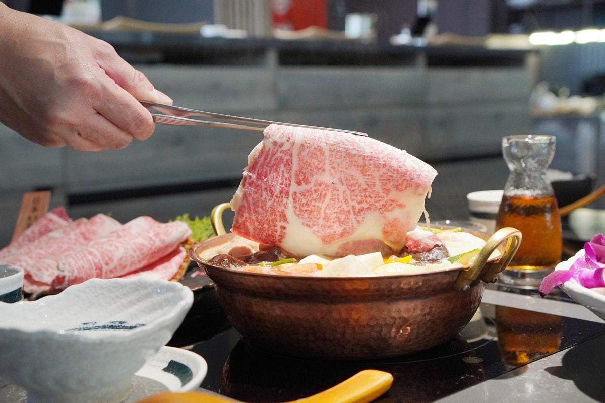 【南投美食】埔里特色鍋物，渡之島日高鍋物A5和牛、松葉蟹，吃到飽蔬食自助吧，人氣餐廳聚餐首選