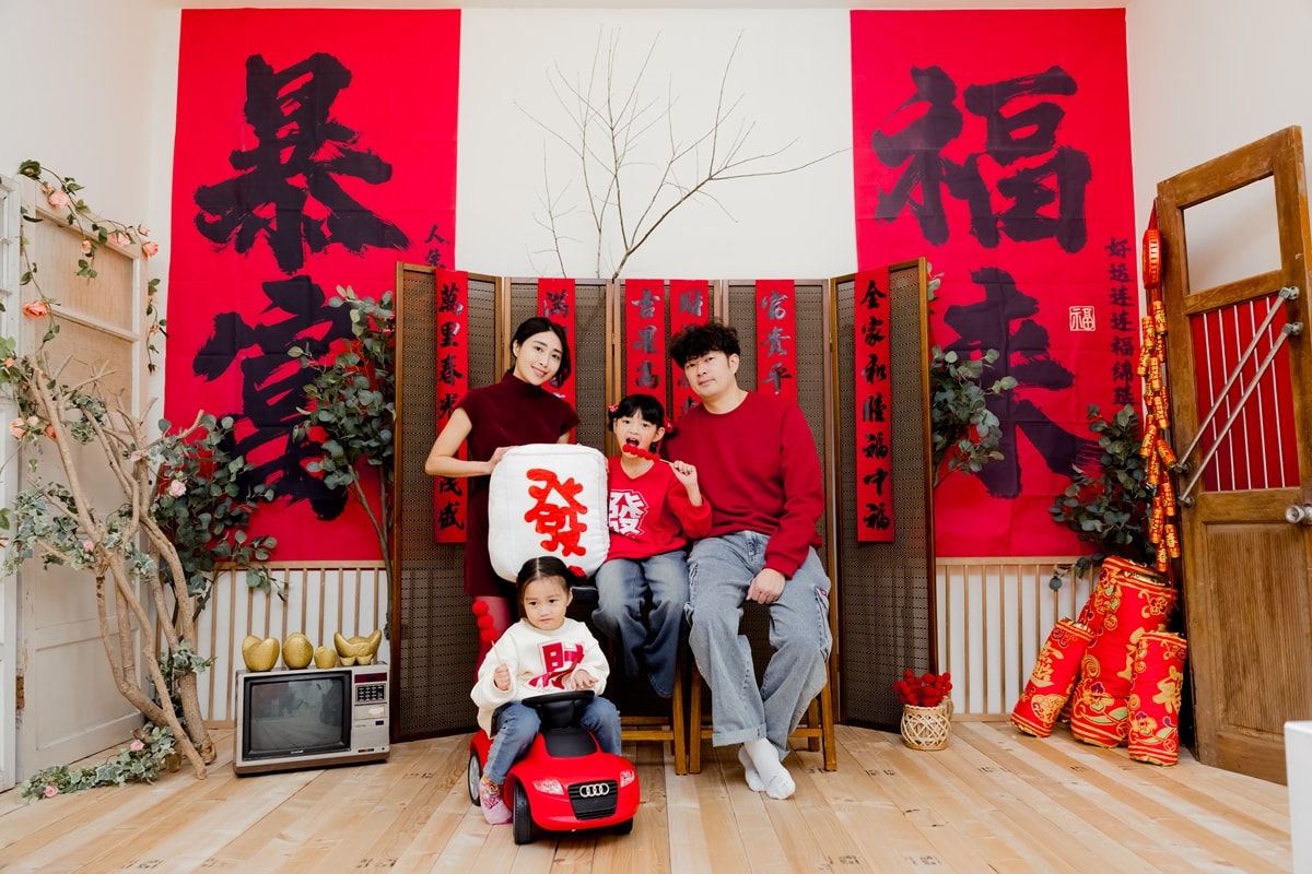 【美拍樂園新竹館】新竹全新抓周場地,全家福拍攝,精緻佈置、道具、攝影與主持一條龍抓周服務 - 第16張圖 【美拍樂園新竹館】新竹全新抓周場地,全家福拍攝,精緻佈置、道具、攝影與主持一條龍抓周服務