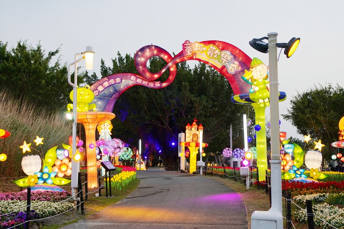 童話夢幻之旅，2026中臺灣燈會開跑啦！教育 局「童趣歡樂谷」燈區，8大童話燈組經典故事重現