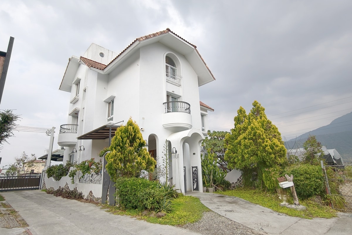 【南投住宿】希爾拉villa-南投埔里包棟民宿，可住20人，早餐提供18度C生吐司，家庭聚會住宿推薦