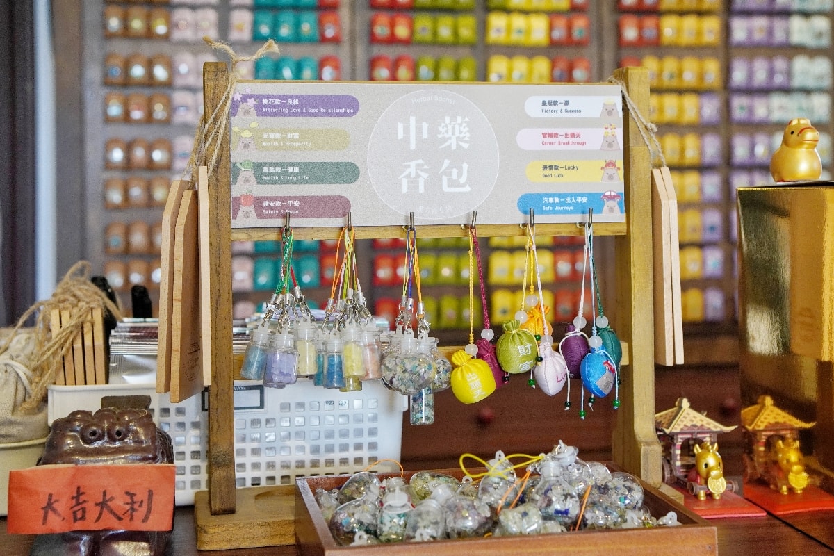 【探索台南的歷史角落】安平出張所的魅力，餵食可愛水豚、DIY手作香包、守護御守