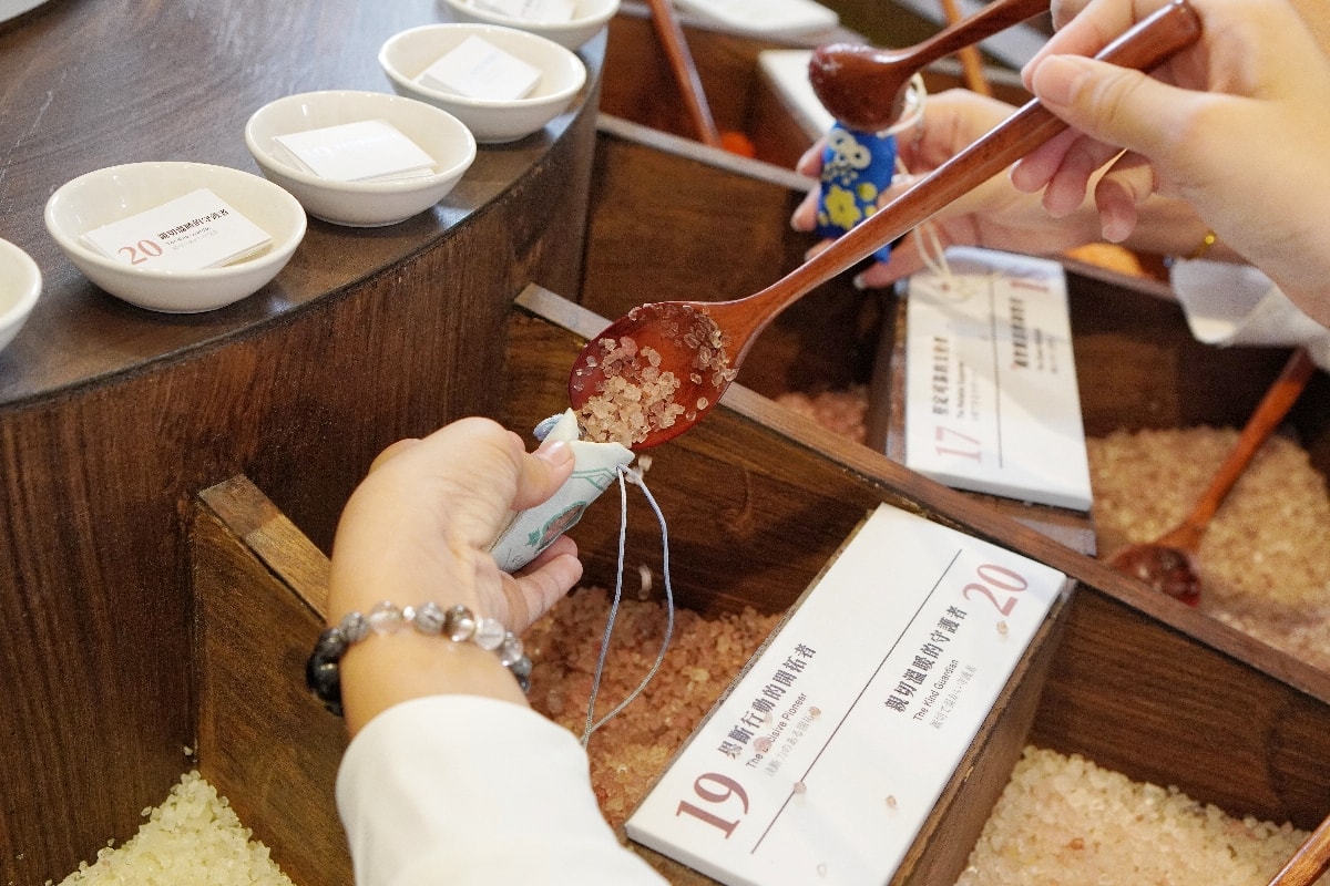 【探索台南的歷史角落】安平出張所的魅力，餵食可愛水豚、DIY手作香包、守護御守