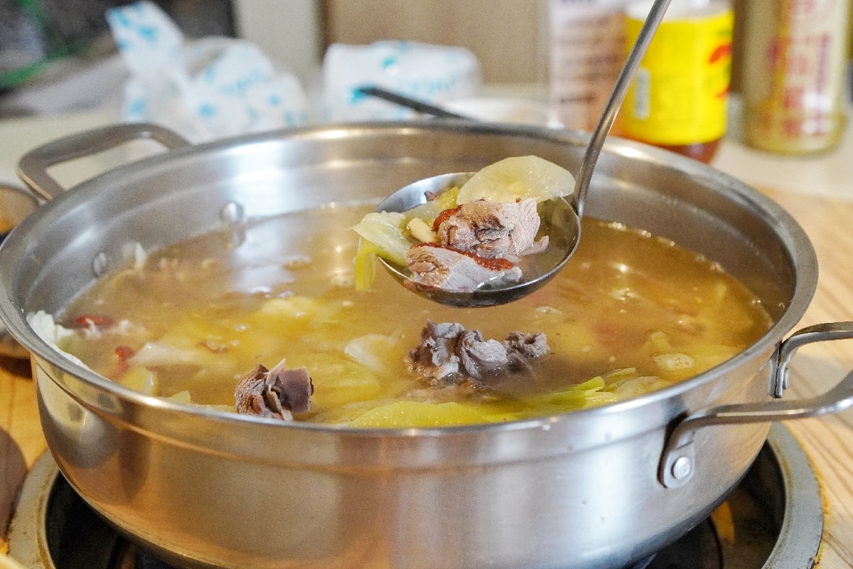 【台南唯一西瓜綿烤鴨鍋】福來小棧沙茶爐：一鴨三吃的美味饗宴，現場片皮鴨、鹽酥鴨