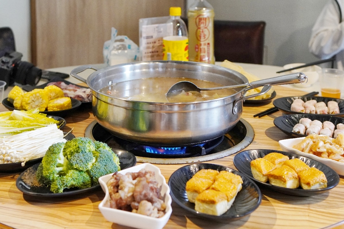 【台南唯一西瓜綿烤鴨鍋】福來小棧沙茶爐：一鴨三吃的美味饗宴，現場片皮鴨、鹽酥鴨