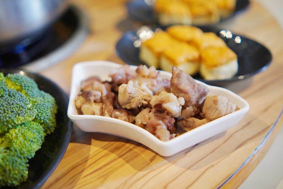 【台南唯一西瓜綿烤鴨鍋】福來小棧沙茶爐：一鴨三吃的美味饗宴，現場片皮鴨、鹽酥鴨
