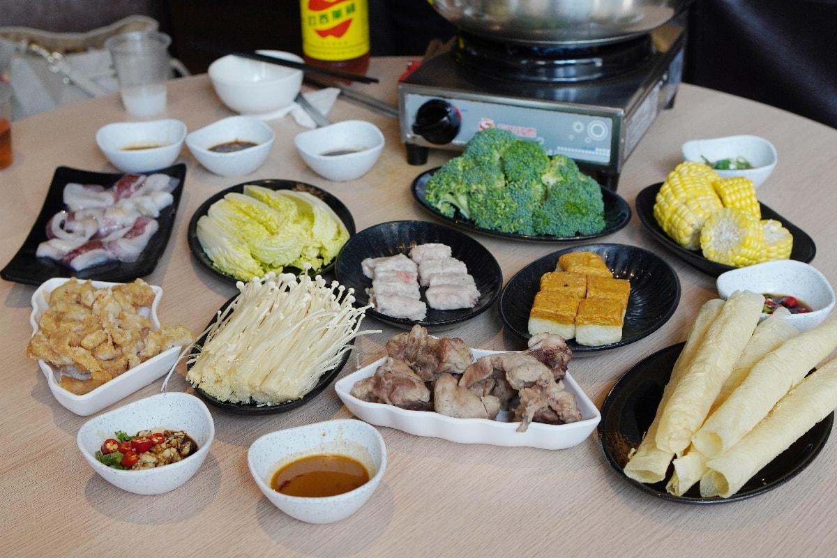 【台南唯一西瓜綿烤鴨鍋】福來小棧沙茶爐：一鴨三吃的美味饗宴，現場片皮鴨、鹽酥鴨