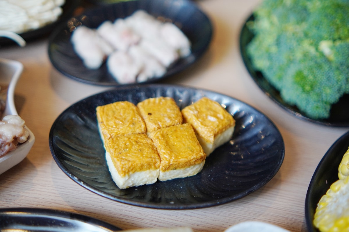 【台南唯一西瓜綿烤鴨鍋】福來小棧沙茶爐：一鴨三吃的美味饗宴，現場片皮鴨、鹽酥鴨