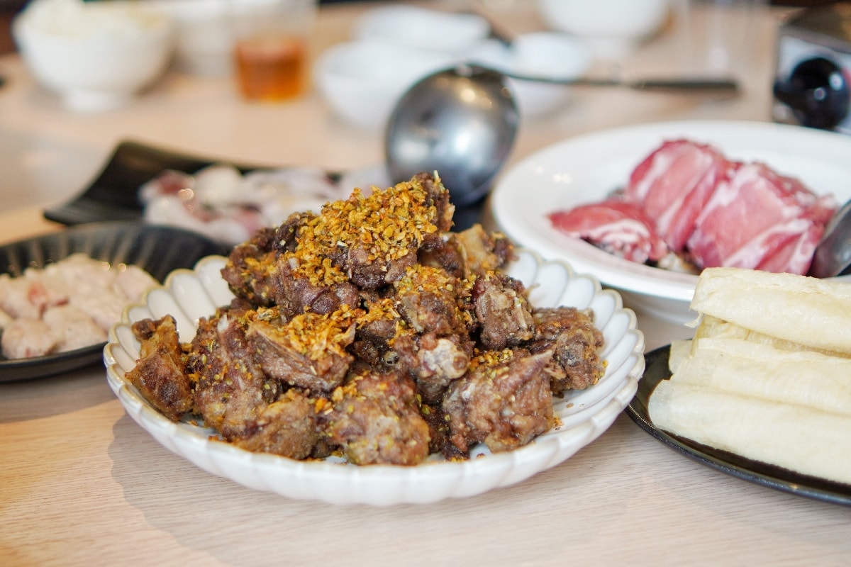 【台南唯一西瓜綿烤鴨鍋】福來小棧沙茶爐：一鴨三吃的美味饗宴，現場片皮鴨、鹽酥鴨