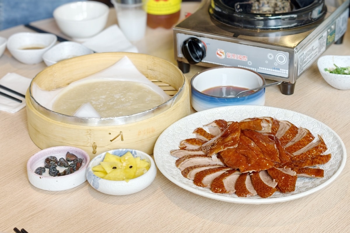【台南唯一西瓜綿烤鴨鍋】福來小棧沙茶爐：一鴨三吃的美味饗宴，現場片皮鴨、鹽酥鴨