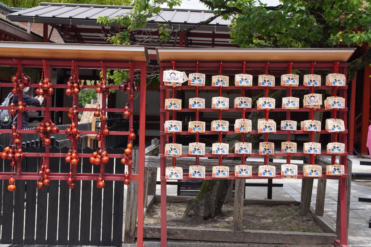 福岡學生必拜，探訪太宰府天滿宮：日本文化與傳統的絕佳體驗,鳥居與三條橋通往神聖之地的入口