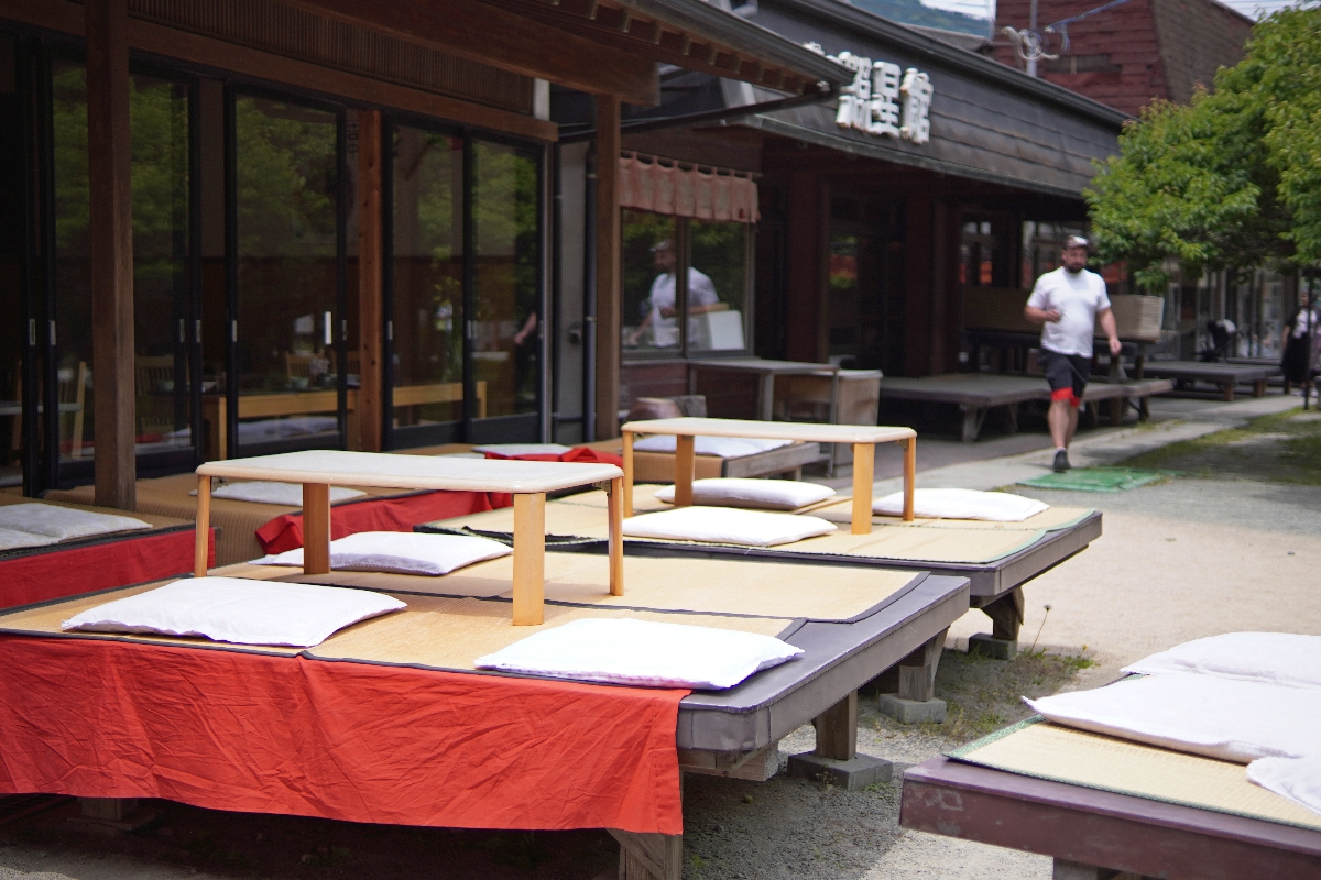 福岡學生必拜，探訪太宰府天滿宮：日本文化與傳統的絕佳體驗,鳥居與三條橋通往神聖之地的入口