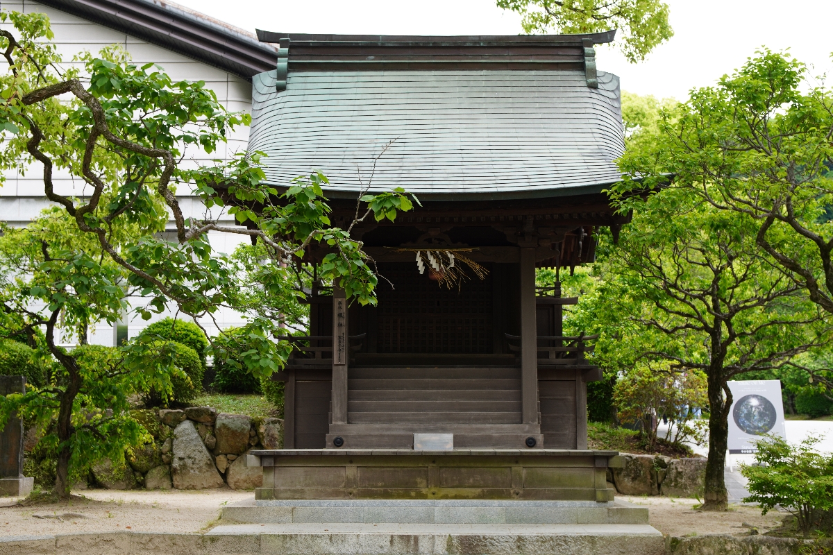 福岡學生必拜，探訪太宰府天滿宮：日本文化與傳統的絕佳體驗,鳥居與三條橋通往神聖之地的入口