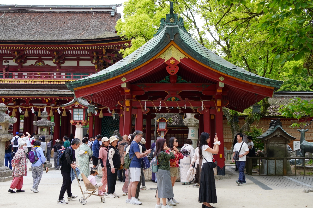 福岡學生必拜，探訪太宰府天滿宮：日本文化與傳統的絕佳體驗,鳥居與三條橋通往神聖之地的入口