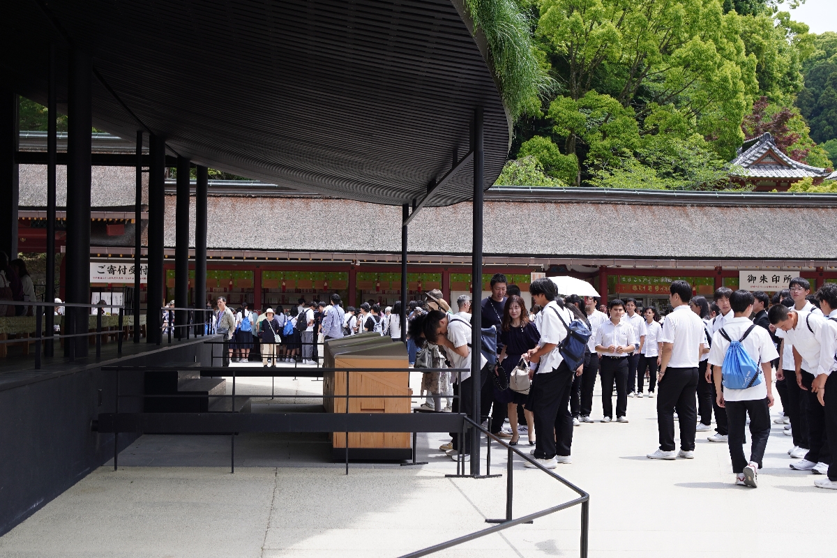 福岡學生必拜，探訪太宰府天滿宮：日本文化與傳統的絕佳體驗,鳥居與三條橋通往神聖之地的入口
